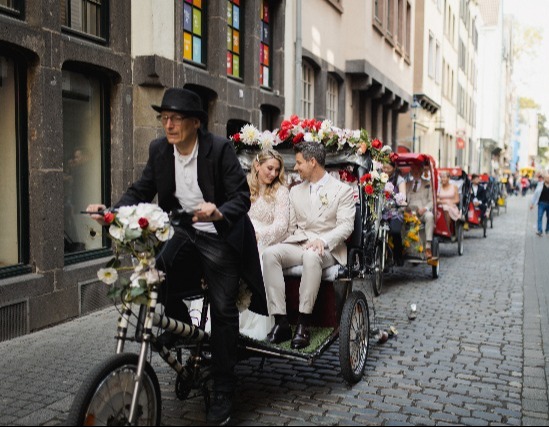 Hochzeitsfahrt per Rikscha durch Köln